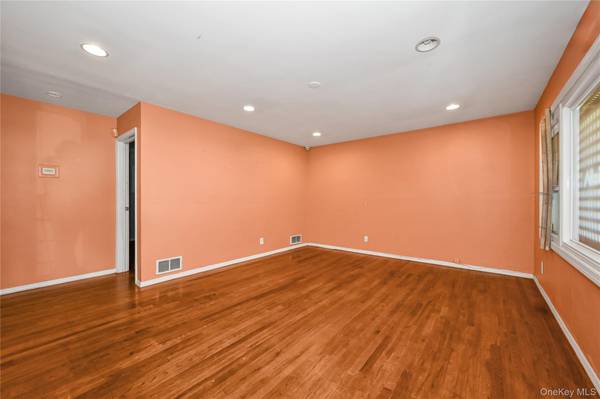 Hicksville, NY 11801,58 Amherst LN