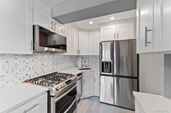 Maspeth, NY 11378,5715 69th LN #7