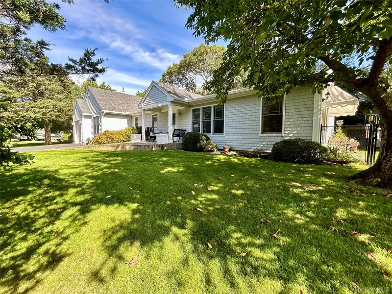 1545 E Gillette DR, East Marion, NY 11939
