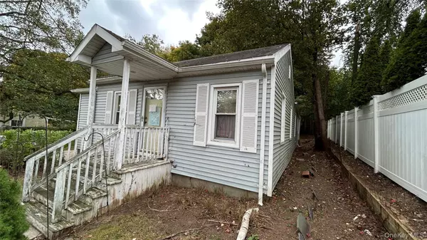 Huntington, NY 11743,21 Newfoundland AVE