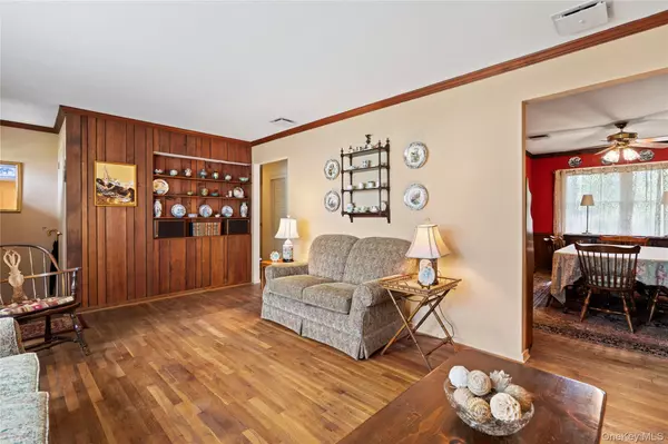 Commack, NY 11725,6 Violet LN