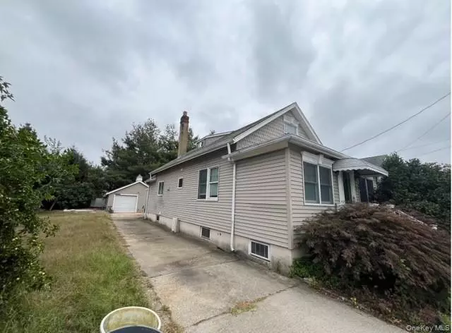 5 Milton ST, Hicksville, NY 11801