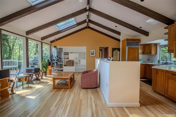 Huntington, NY 11743,22 Meadowood CT