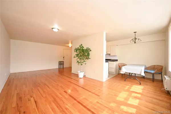 Flushing, NY 11354,34-25 150th PL #2C
