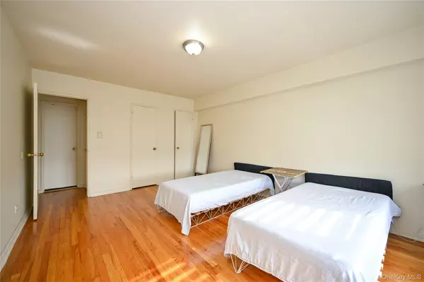 Flushing, NY 11354,34-25 150th PL #2C