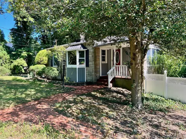 Northport, NY 11768,22 Bayberry LN