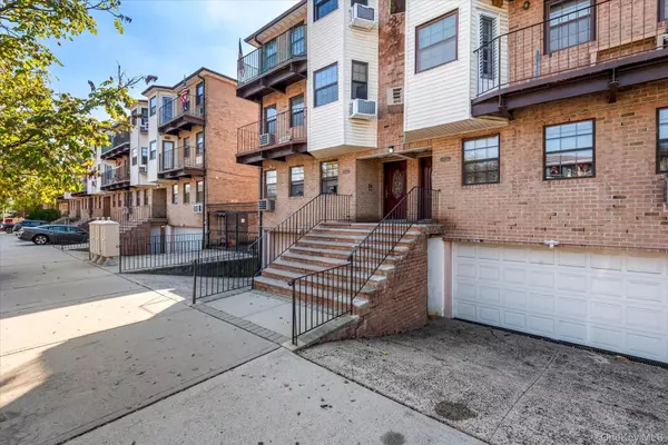 Howard Beach, NY 11414,151-26 79th ST #3