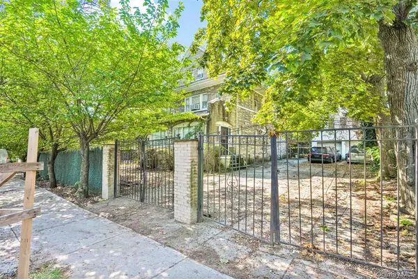 Kew Gardens, NY 11415,81-26 Austin ST
