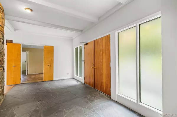 Bedford, NY 10506,3 Troy LN