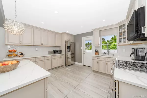 Hempstead, NY 11550,16 Downs RD