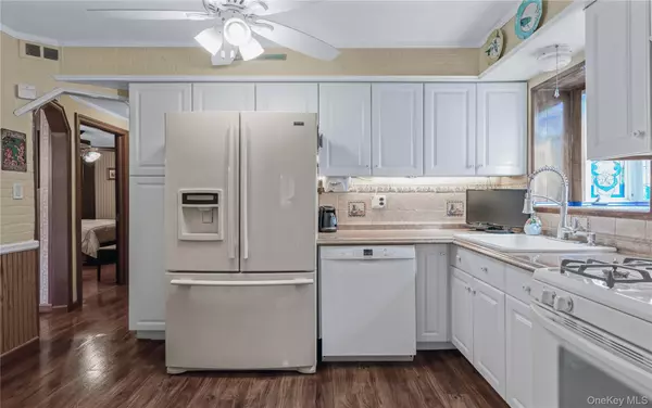 Stewart Manor, NY 11530,6 Fernwood TER