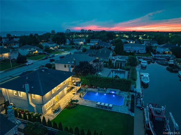 West Islip, NY 11795,11 Dolphin LN