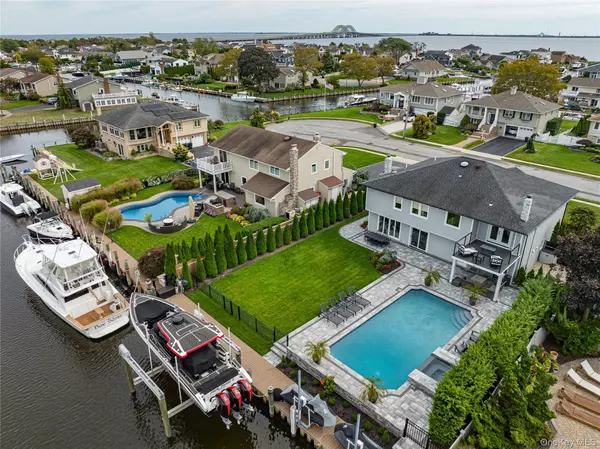 West Islip, NY 11795,11 Dolphin LN