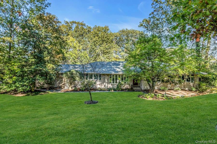 31 Knolls LN, Manhasset, NY 11030