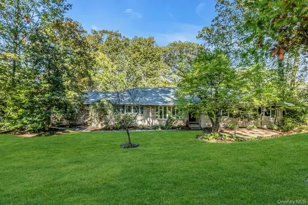 31 Knolls LN, Manhasset, NY 11030