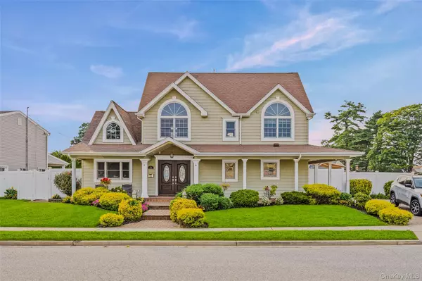 71 Swing LN, Levittown, NY 11756