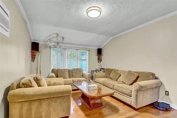 Hicksville, NY 11801,29 Walnut LN