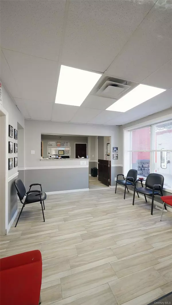 Hempstead, NY 11550,10 Jerusalem AVE