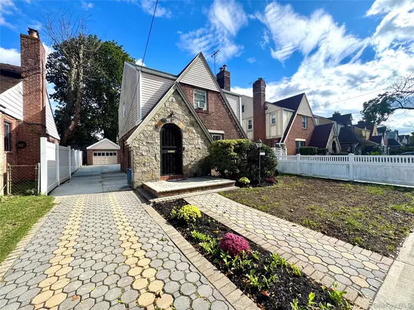 Cambria Heights, NY 11411,115-87 219th ST