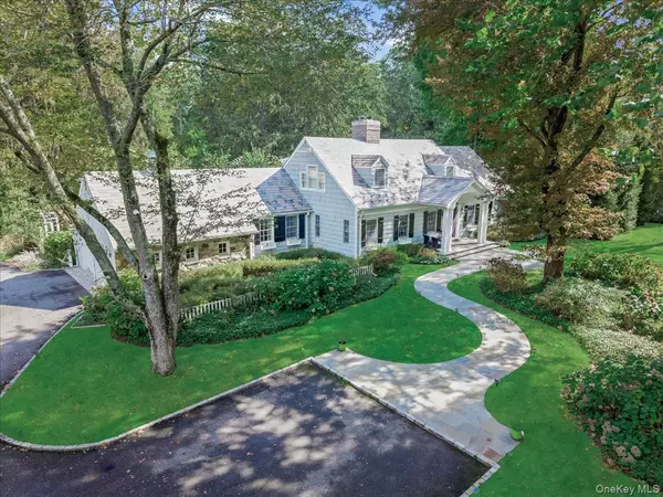 14 Farmstead LN, Brookville, NY 11545