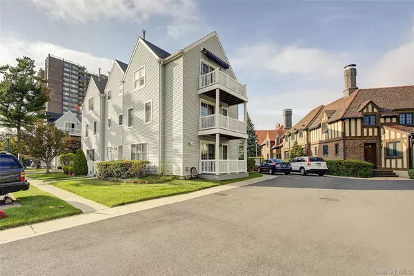 Beechhurst, NY 11357,168-03 Powells Cove BLVD #13