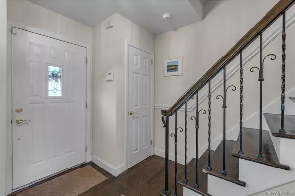 Greenlawn, NY 11740,32 Oakwood ST