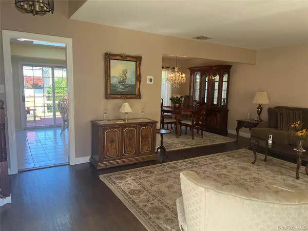 North Babylon, NY 11703,417 Cooper RD