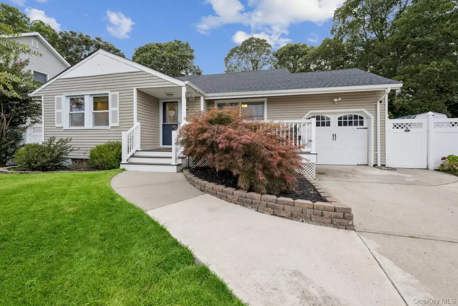 16 Larry RD, Selden, NY 11784