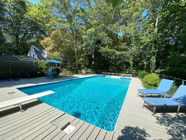 Laurel, NY 11948,1420 Laurelwood DR