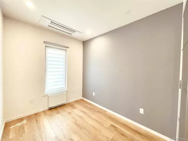 Glendale, NY 11385,7153 69th PL