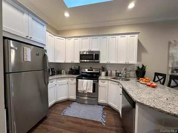 Huntington, NY 11743,50 Stewart AVE #2K
