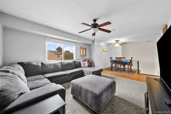 Coram, NY 11727,10 Point CIR #10