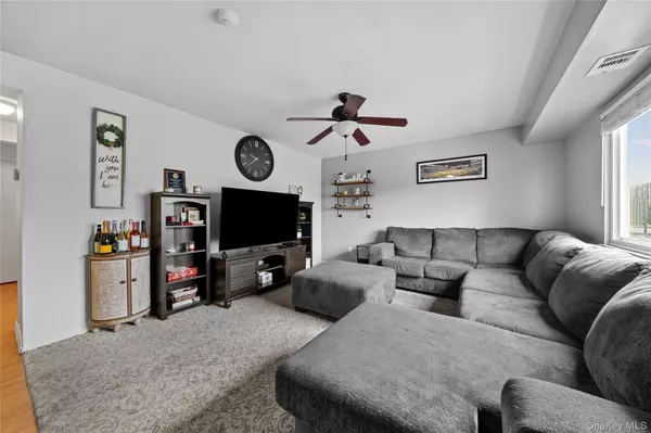 Coram, NY 11727,10 Point CIR #10