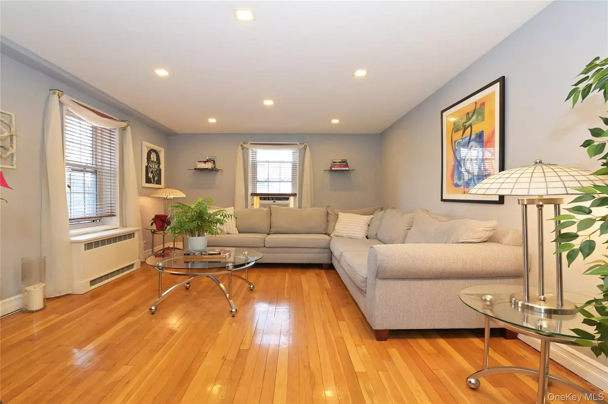 Briarwood, NY 11435,139-09 84th DR #306