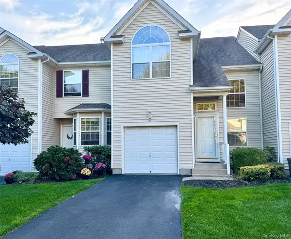 87 Kettles LN, Medford, NY 11763