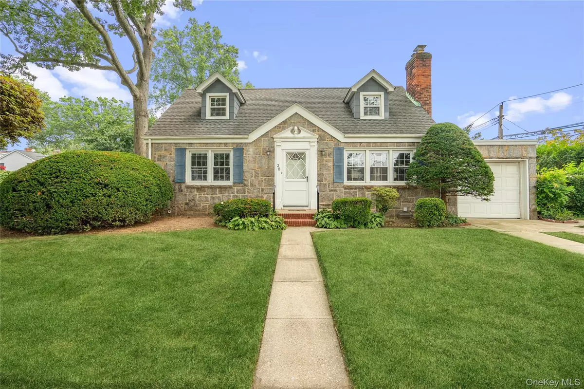 New Hyde Park, NY 11040,28 Redwood RD