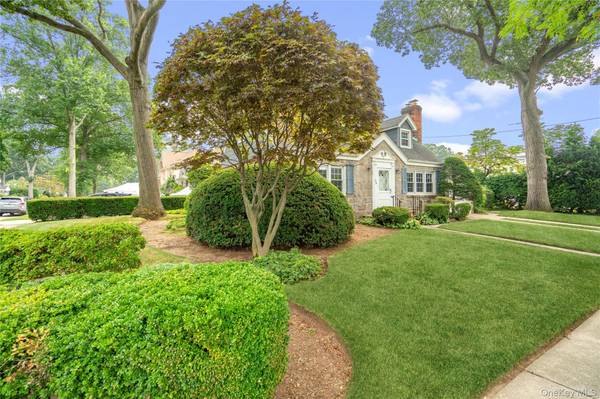 New Hyde Park, NY 11040,28 Redwood RD