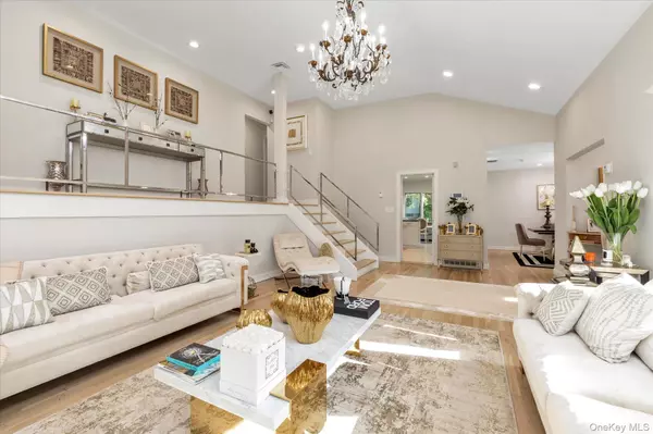 Roslyn, NY 11576,47 Pinewood RD