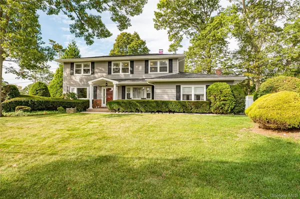 12 Ashford DR, Lake Grove, NY 11755