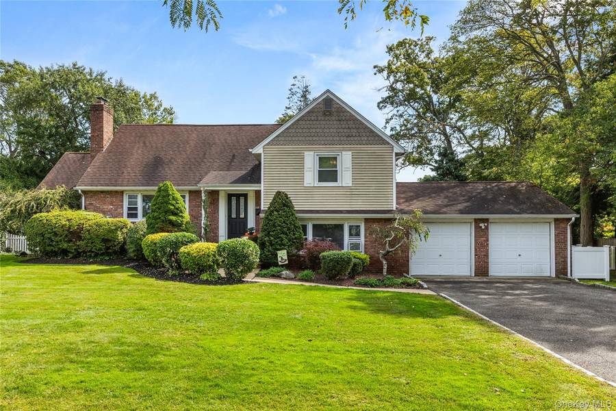 19 Gamecock LN, Babylon, NY 11702