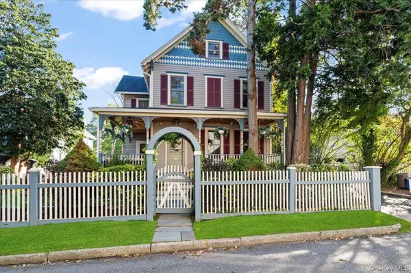Sea Cliff, NY 11579,9 Maple AVE