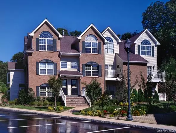 11 Pinnacle DR #11, Port Jefferson, NY 11777