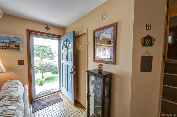 Plainview, NY 11803,28 Halcourt DR