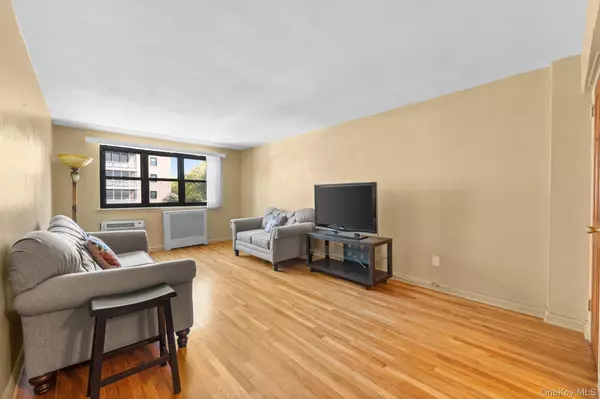 Howard Beach, NY 11414,88-25 155 AVE #2B