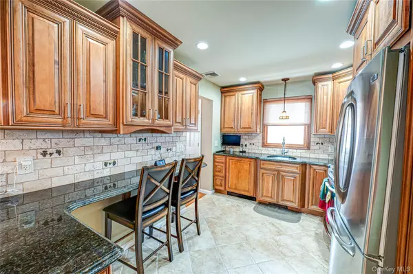 Malverne, NY 11565,35 Roosevelt AVE
