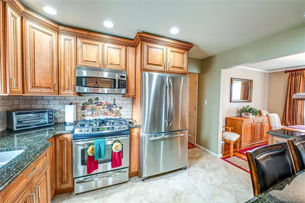 Malverne, NY 11565,35 Roosevelt AVE