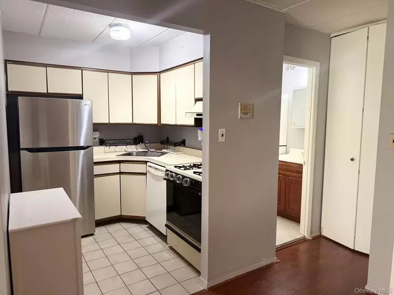 67-03 242nd ST #2FL, Douglaston, NY 11362