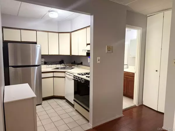 67-03 242nd ST #2FL, Douglaston, NY 11362