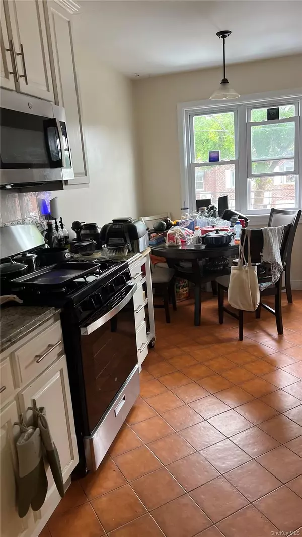 East Elmhurst, NY 11369,24-14 93 ST
