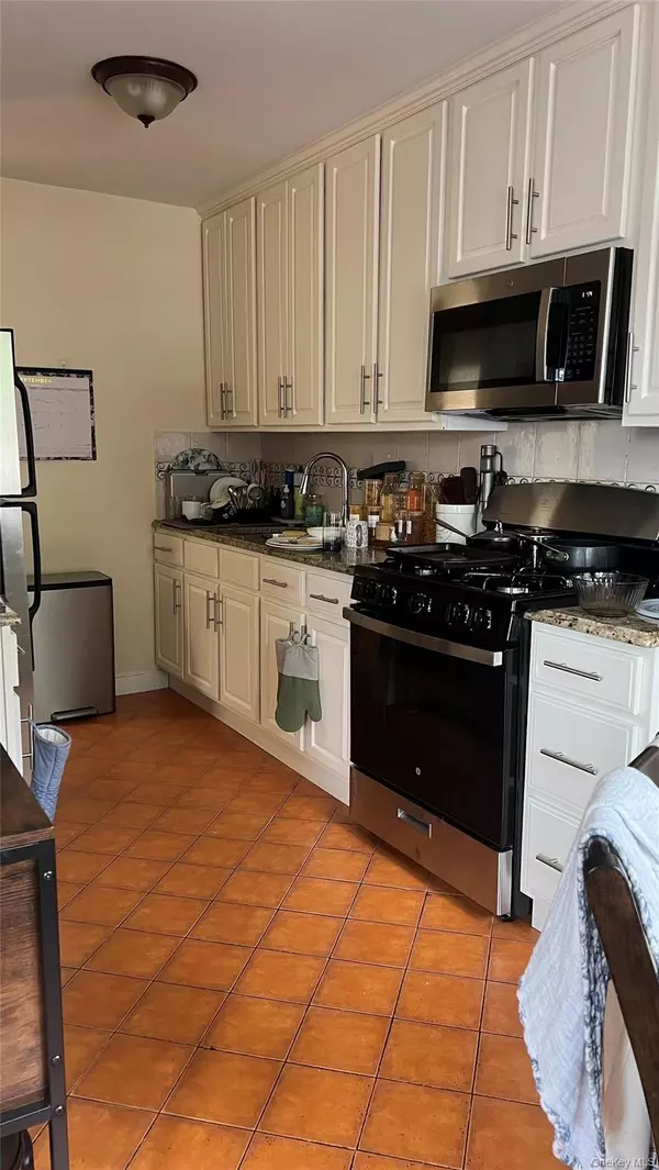 East Elmhurst, NY 11369,24-14 93 ST